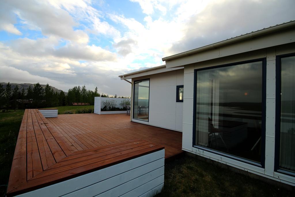 Luxury Villa With River View Laugaras Экстерьер фото