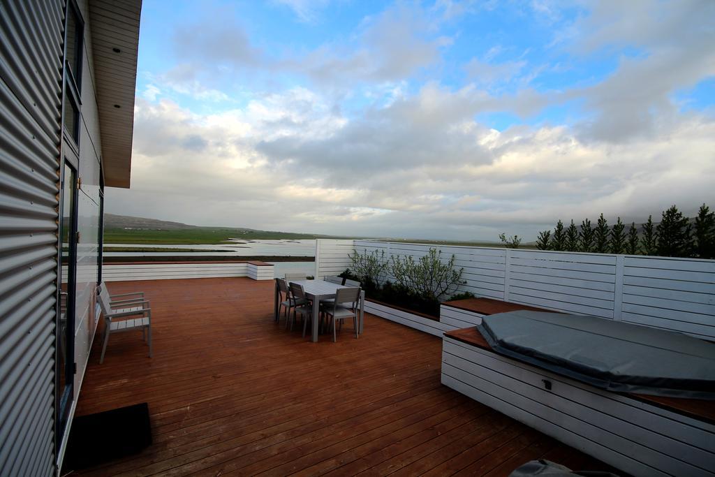 Luxury Villa With River View Laugaras Экстерьер фото