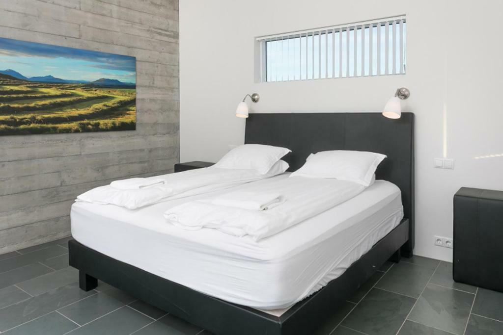 Luxury Villa With River View Laugaras Экстерьер фото